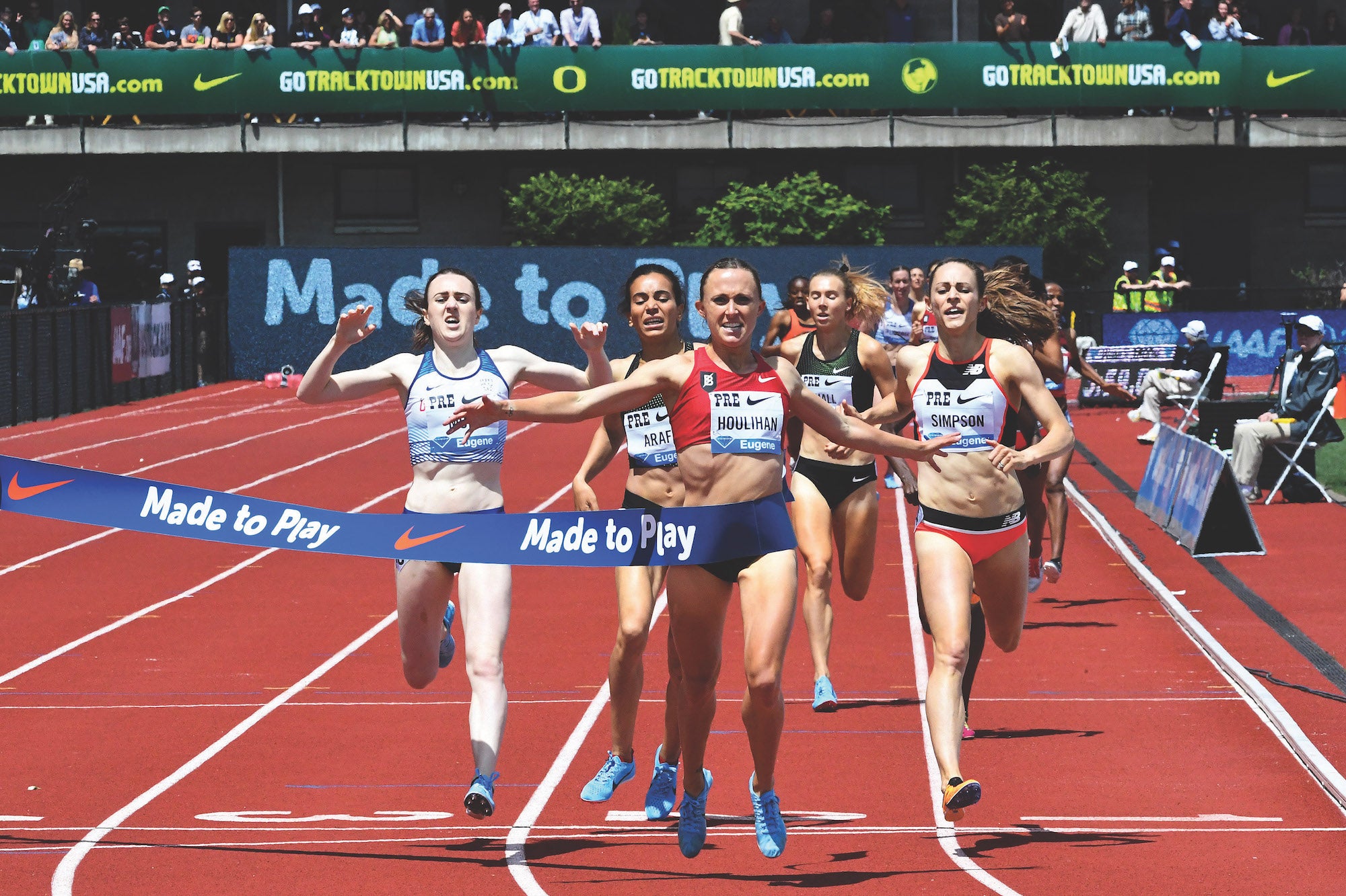 PHOTO: PhotoRun
At the 2018 Prefontaine Classic, the professional field of women fly to the finish line of the 1500 meters.
