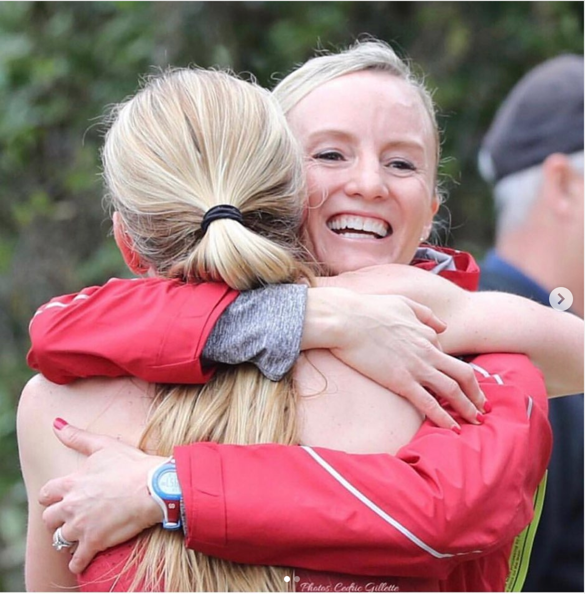 Shalane Flanagan hugs teammate