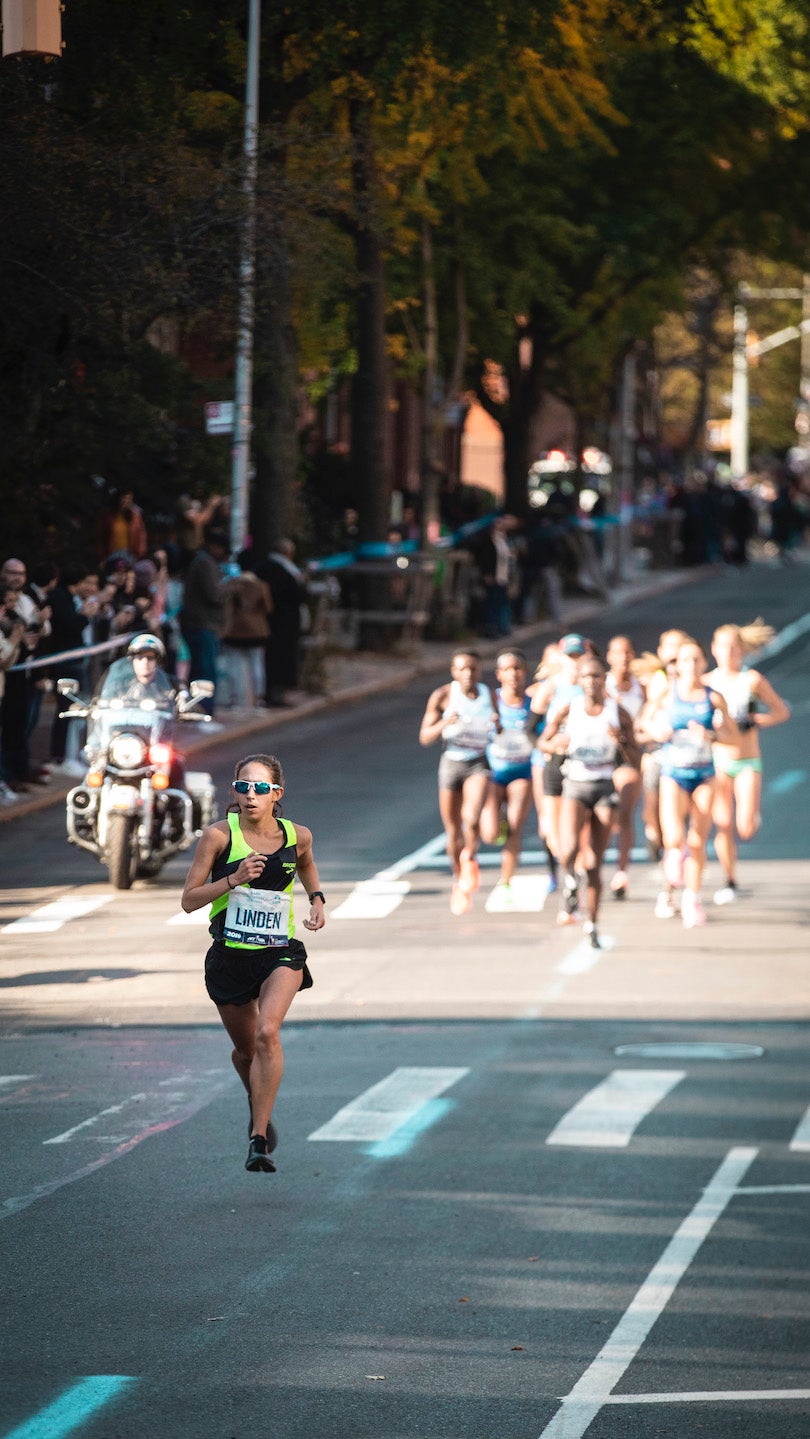 Desiree Linden take the lead in the early miles of the 2019 New York City Marathon.
