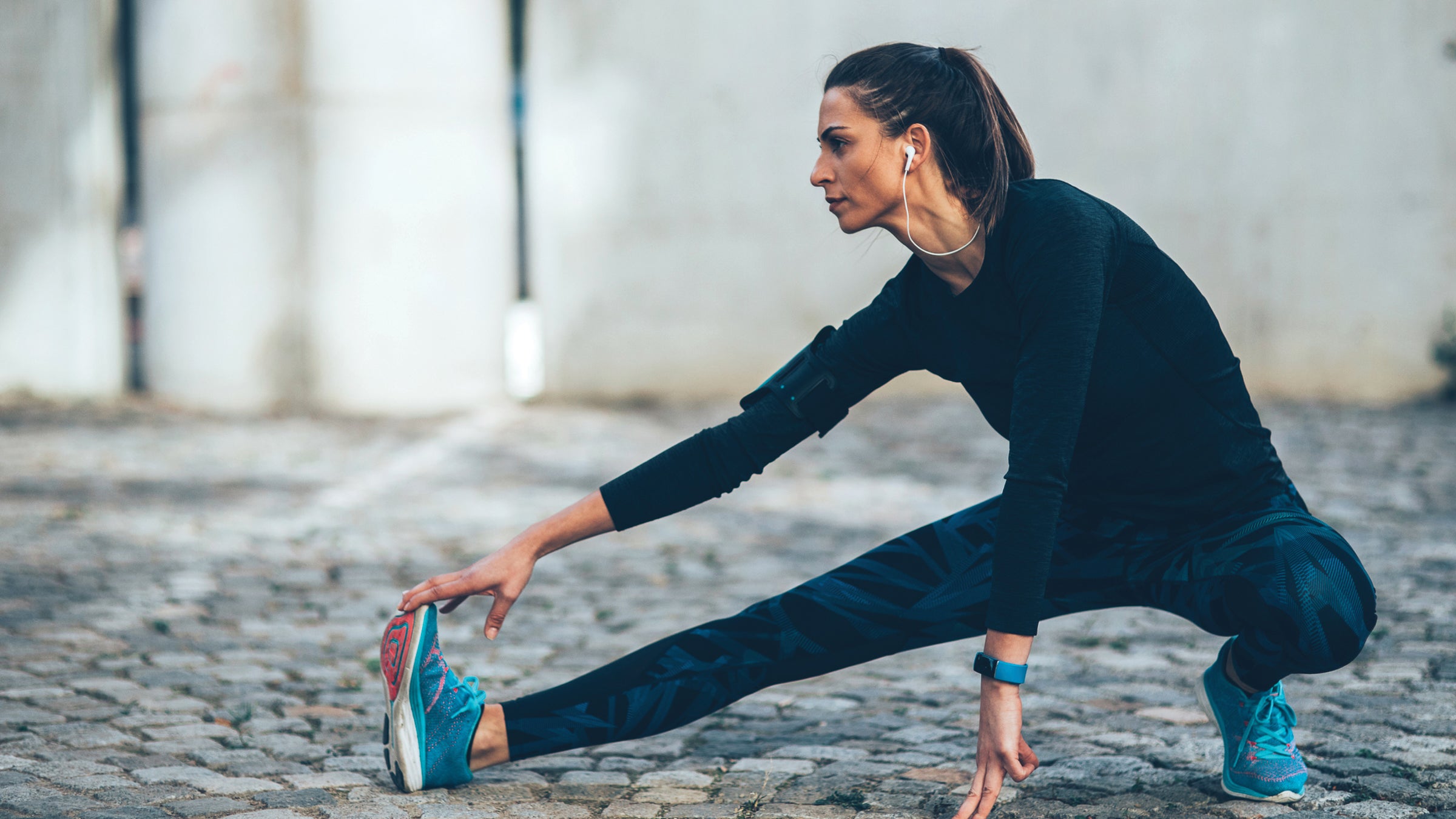 Woman doing side lunges