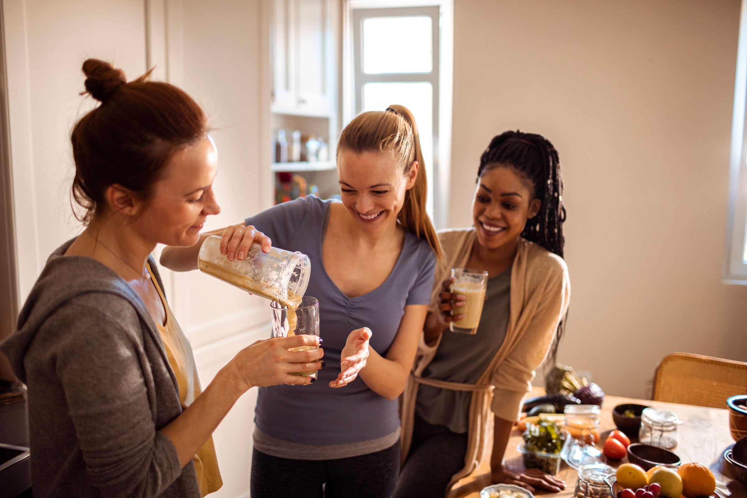 women-making-healthy-smoothies