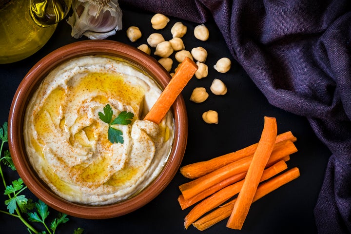 carrot sticks with hummus