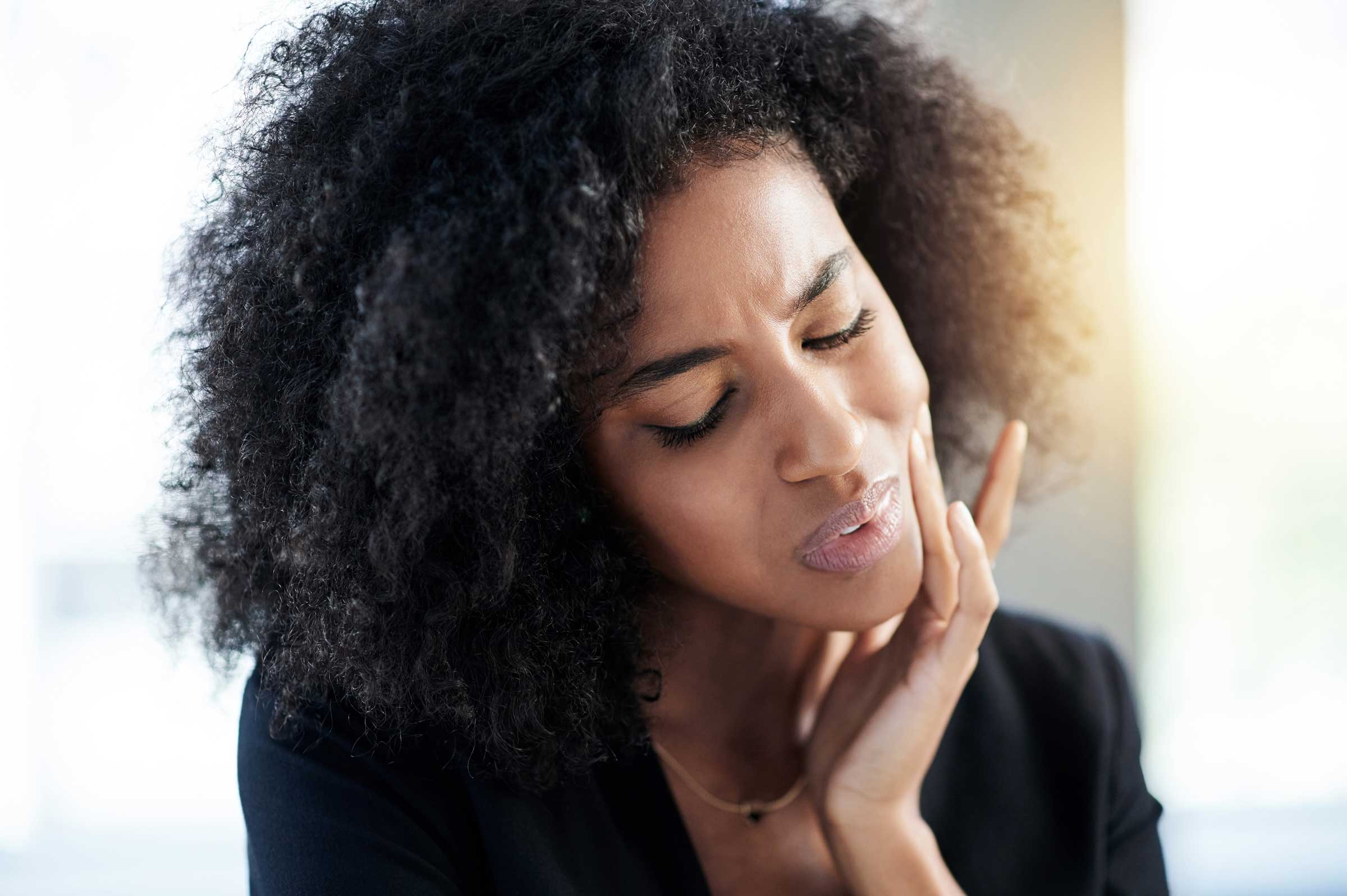 woman-with-jaw-pain