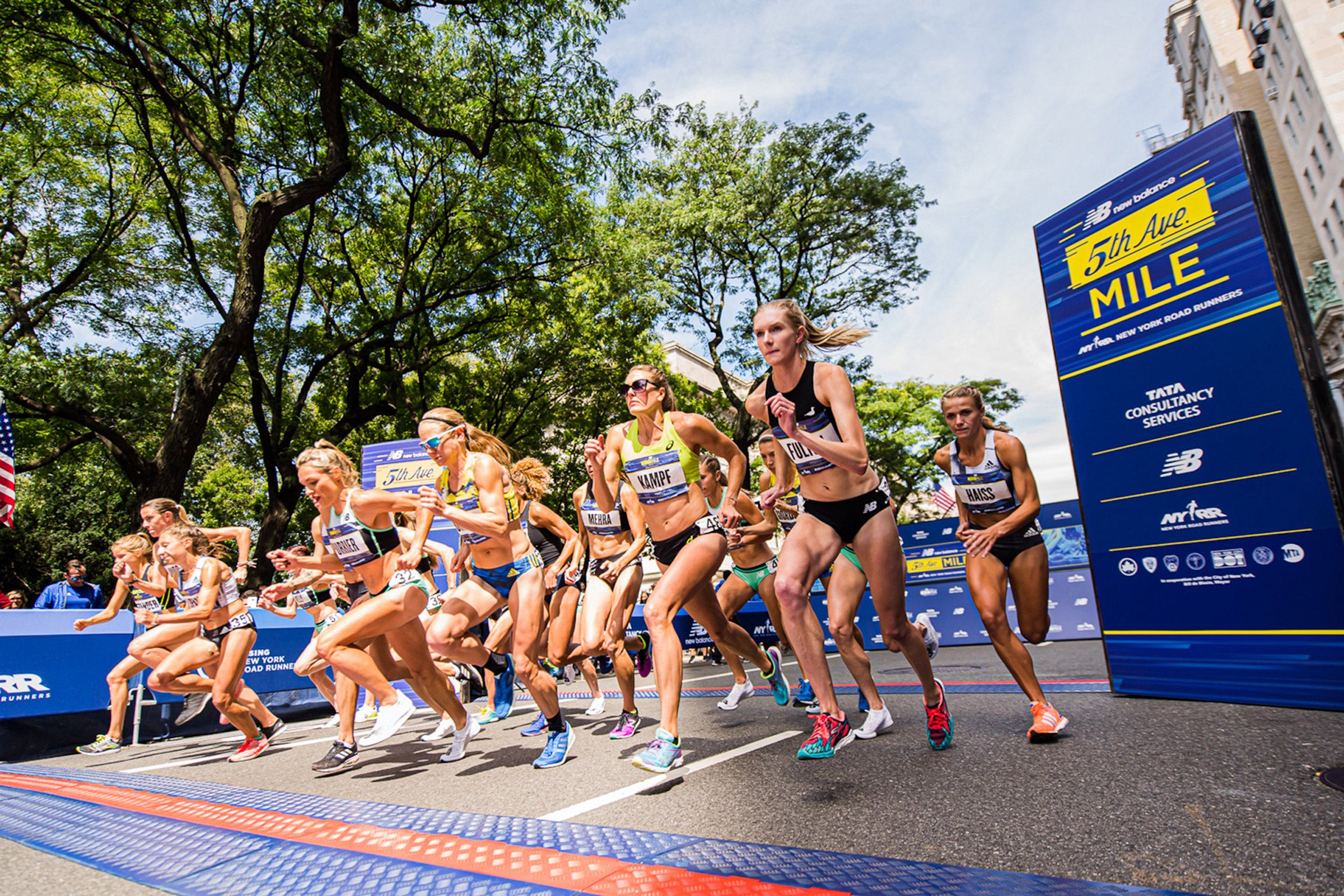 women race in the nyrr 5th avenue mile
