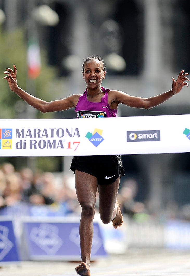 Firehiwot Dado crossing Rome marathon finish line barefoot