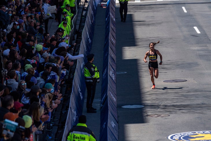 Nell Rojas finishing the 2022 Boston marathon