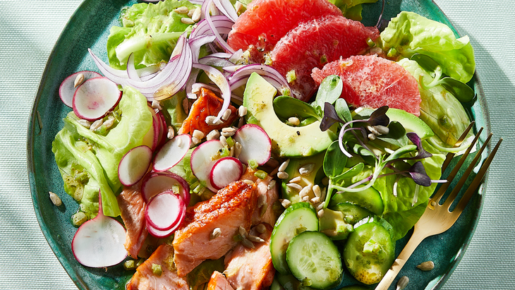 Salad with grapefruit and smoked salmon