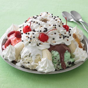 ghirardelli-earthquake-ice-cream-sundae-lg-55020759