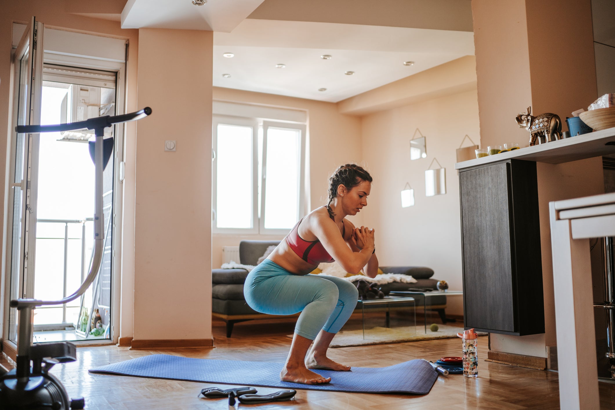 runner-doing-squats
