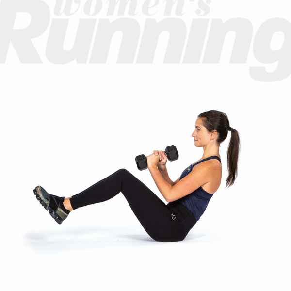 Jen Ator realiza un giro abdominal sentado con las piernas elevadas como parte de un entrenamiento de fuerza para corredores