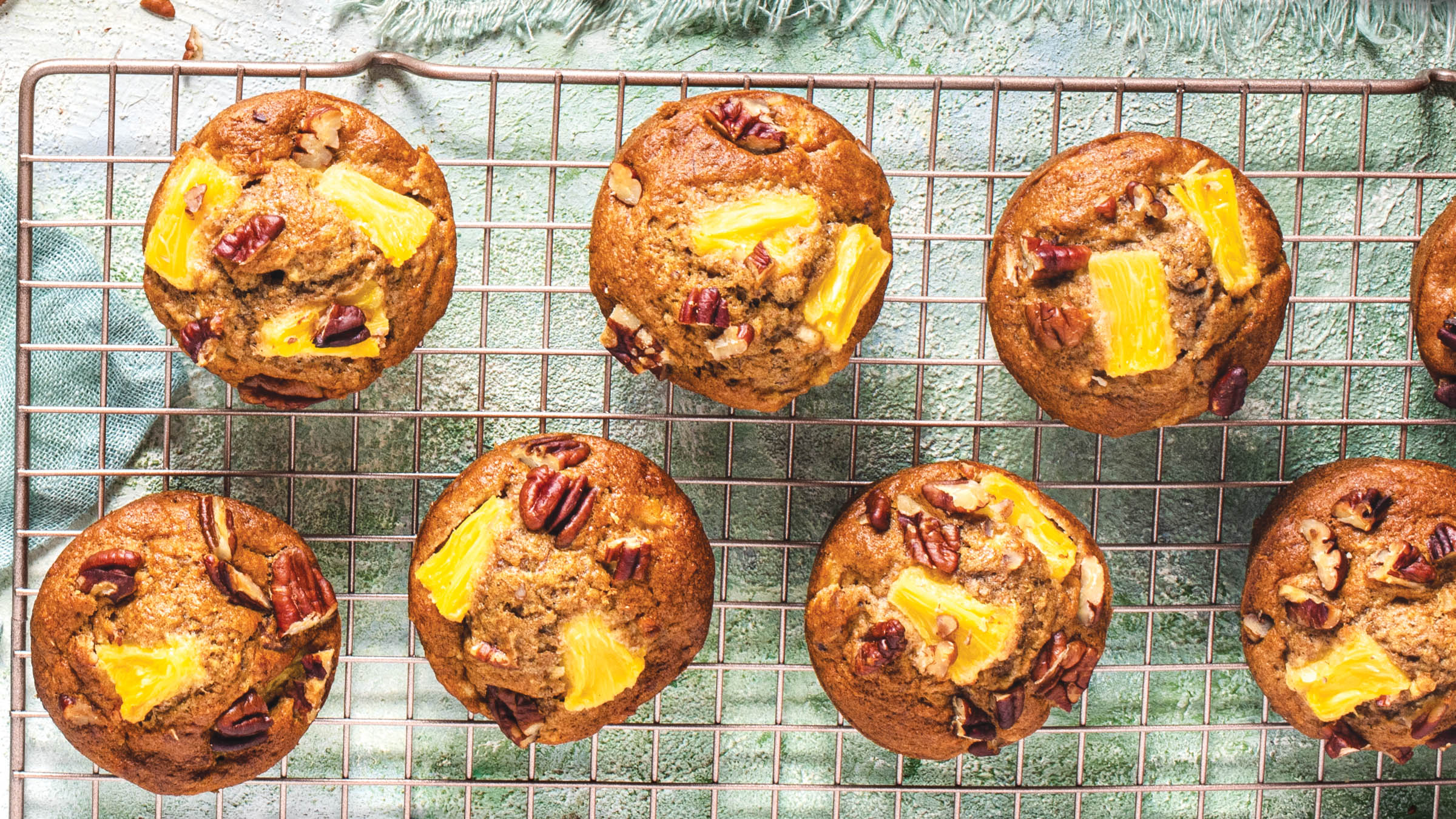3 recetas para llevar para una energía sostenida AmazingRunning Muffins de colibrí en una rejilla para enfriar